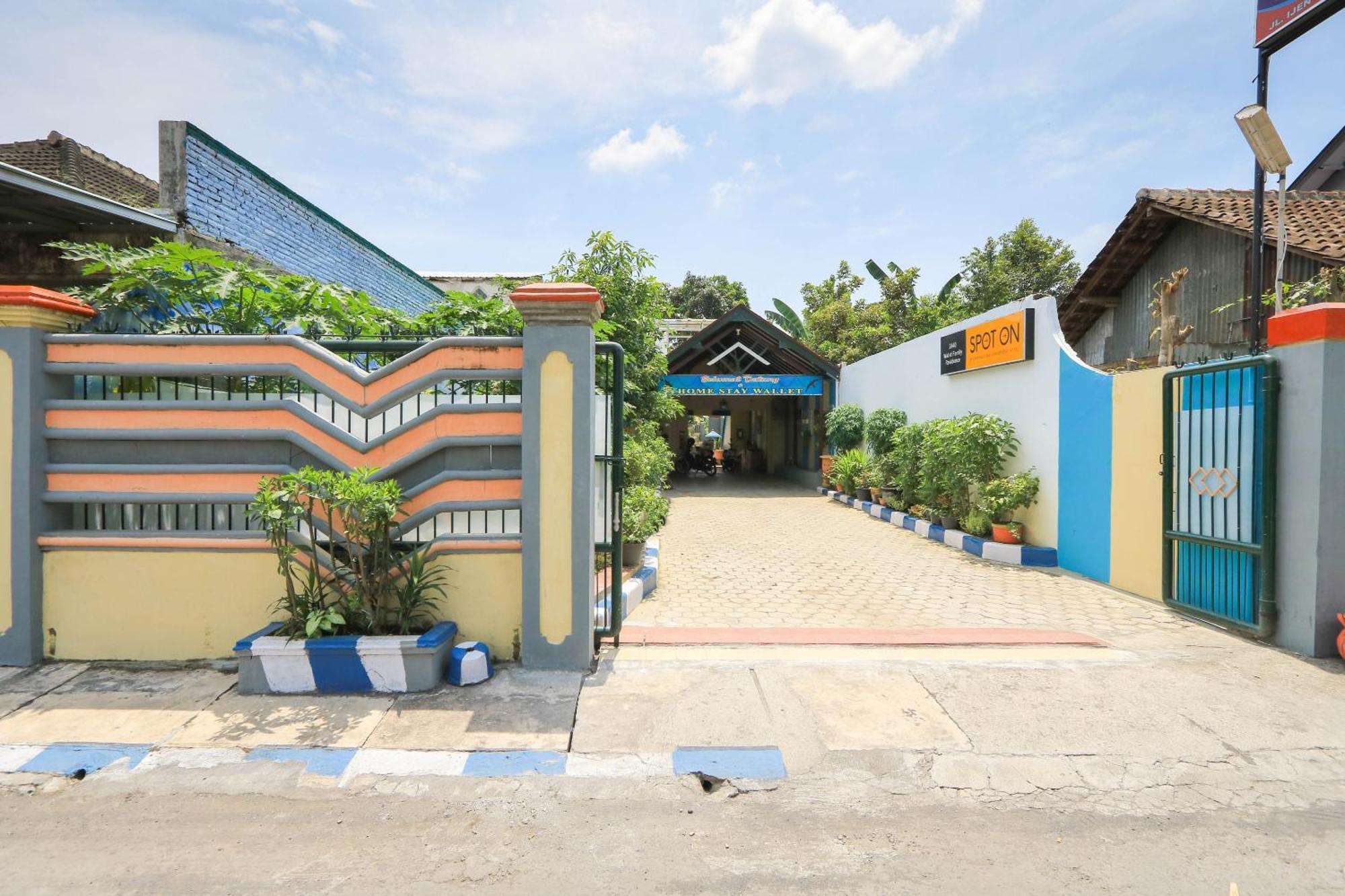 Oyo 2440 Wallet Family Residence Syariah Lumajang Εξωτερικό φωτογραφία