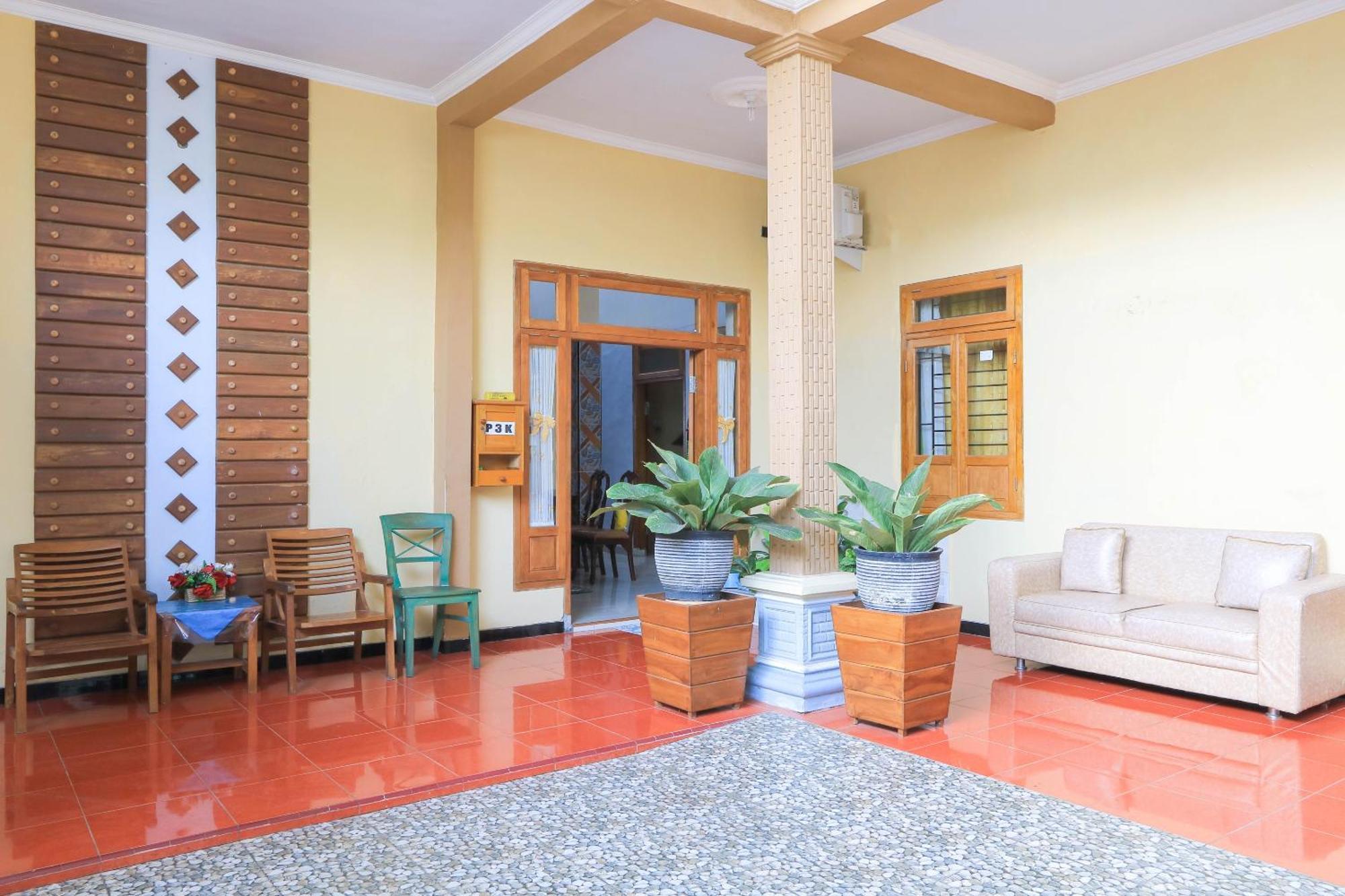 Oyo 2440 Wallet Family Residence Syariah Lumajang Εξωτερικό φωτογραφία